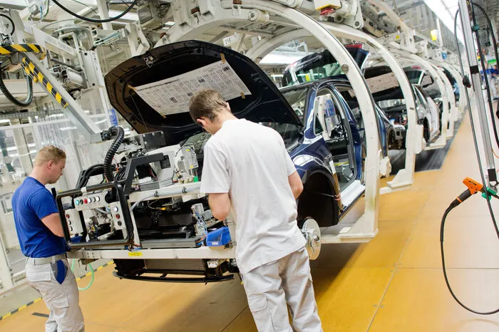 Angesichts der Rekordergebnisse im vergangenen Jahr stockte Volkswagen die Prämie für die rund 120.000 VW-Mitarbeiter im Haustarif auf. Die Tarifbeschäftigten der Volkswagen AG erhalten eine Erfolgsbeteiligung von 4100 Euro. Im vergangenen Jahr lag die Erfolgsbeteiligung bei 2905 Euro.