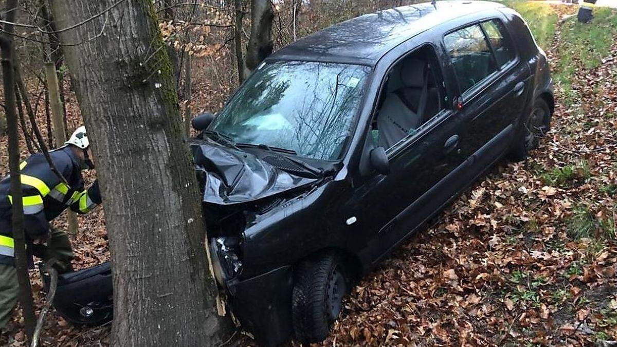 Die Fahrt des Südoststeirers endete an einem Baum