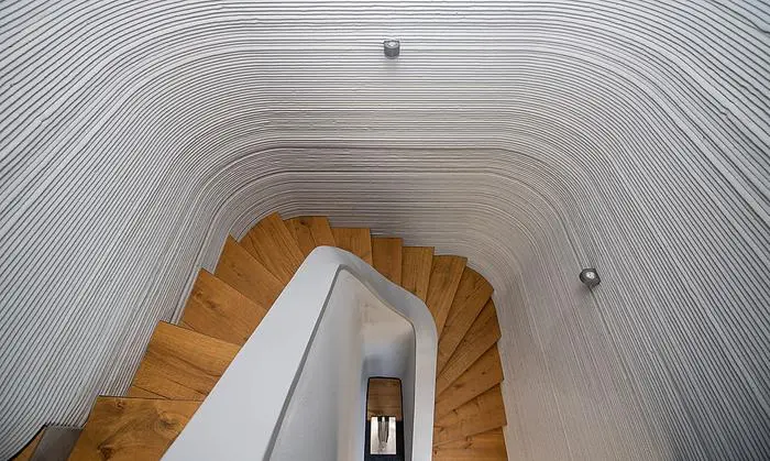 ABD0109_20210726 - BECKUM - DEUTSCHLAND: 26.07.2021, Nordrhein-Westfalen, Beckum: Im Treppenaufgang des ersten 3D Druckhauses sieht man die mittels eines 3D-Betondrucker aufgetragenen Betonschichten. Die PERI GmbH druckte im nordrhein-westfälischen Beckum das erste Wohnhaus Deutschlands. Das zweigeschossige Einfamilienhaus mit ca. 80 qm Wohnfläche pro Geschoss entstand nicht in herkömmlicher Bauweise, sondern wurde von einem 3D-Betondrucker gedruckt und steht nun in Fertigstellung von Deutschlands erstem in dieser Form gebauten Haus. Foto: Guido Kirchner/dpa +++ dpa-Bildfunk +++. - FOTO: APA/dpa/Guido Kirchner