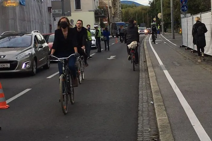 Für rund 20 Minuten konnten Radfahrer am Dienstagabend erfahren, wie viel Platz auf so einer Autospur wäre.