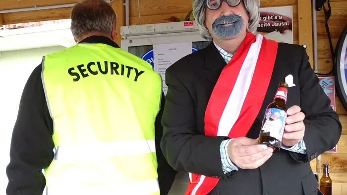 Originelle Kostüme waren der Hingucker bei der Standlparade, die alljährlich von örtlichen Vereinen organisiert wird.