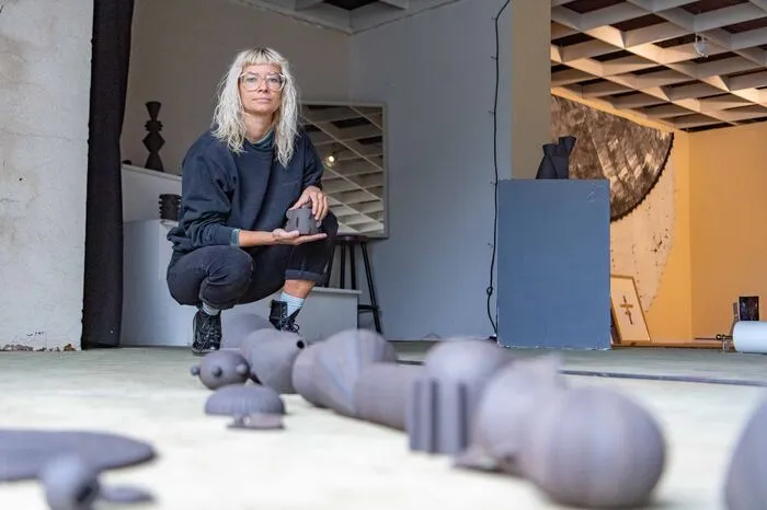 Die Künstler zogen als Zwischennutzer in das leerstehende Möbelhaus ein, das sie Ende des Jahres räumen müssen. Das Festival mit einer großen Ausstellung vor Ort läuft im Parallelprogramm vom steirischen herbst. Ein Vorgeschmack auf den Ausstellungsbesuch zum Durchklicken...