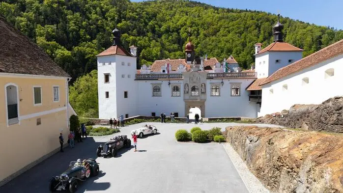 m Rahmen der Südsteiermark Classic legten die Teilnehmer am Freitag einen Zwischenstopp bei Schloss Herberstein ein.