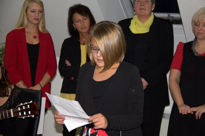 Urenkelin Lara Pernat trug ein Gedicht vor.