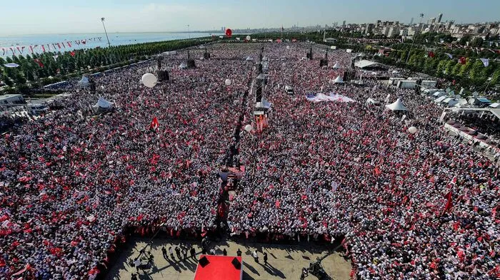 Mehrere hunderttausend Menschen haben sich am Sonntag in Istanbul zu einer Großkundgebung des türkischen Oppositionsführers Kemal Kilicdargolu versammelt.
