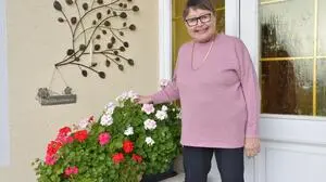 Das Walken und ihr über den Sommer blühender Garten sind heute das Lebenselixier von Helga Zmölnig