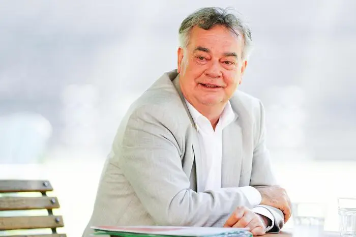 Werner Kogler: Auch Kogler war lange ein Mann in der zweiten Reihe und unterschätzt, bevor er seine Partei zu neuen Erfolgen führte - ansonsten verbindet den Steirer aber wohl kaum was mit Kickl. Der 62-jährige Vizekanzler ist ein Grüner der ersten Stunde. Vom Gemeinderat in Graz wechselte der studierte Volkswirt 1999 in den Nationalrat, ab 2009 war er Stellvertreter von Parteichefin Eva Glawischnig. In der dunkelsten Stunde, als die Grünen 2017 aus dem Parlament flogen, krempelte er die Hemdsärmel auf und übernahm die am Boden liegende Partei.

Er verzichtete temporär auf ein Gehalt und schaffte es mit seiner bescheidenen, mitunter sympathisch-kautzigen Art innerhalb von zwei Jahren die außerparlamentarische Kraft nicht nur zurück ins Parlament sondern sogar in die Regierung zu führen. Überraschend leicht gelang ihm dann auch die Verwandlung vom Underdog - bekannt mit Lederjacke und grüner Brille - zum seriösen Vizekanzler im Anzug, der als ÖVP-Koalitionspartner viele für die Basis schmerzhafte Kompromisse etwa in der Migrationspolitik schlucken musste.