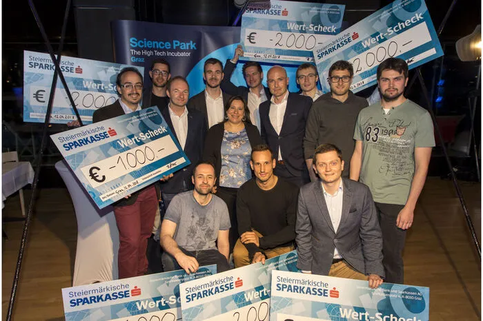 Insgesamt 12.000 Euro wurden an die Gewinner verteilt. 1000 Euro für das Projekt mit dem besten Gesamteindruck, 1000 Euro für das beste Projekt mit weiblicher Beteiligung und je 2000 Euro in den Kategorien "Mobility", "Energy & Environment", "Health", "Special Social Impact" und "Space". Gewinner der letzten Kategorie war Nino Richter mit "Crossbox". Einem zentimetergenauen GPS-Tracker für Sportler im Motocross und Downhill-Mountainbike.