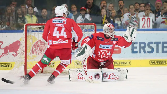 Lars Haugen klärt, Adam Comrie schaut aufmerksam zu 