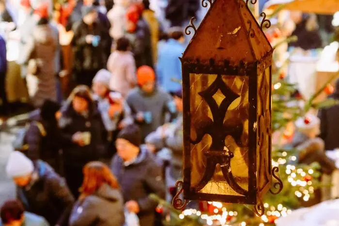 Der Erlös des Adventmarktes kommt zu 60 Prozent der Sanierung des Pfarrhofs, zu 20 Prozent der Pfarrjugend für die Teilnahme am Weltjugendtreffen in Seoul 2027 und zu 20 Prozent sozialen Projekten zugute.
