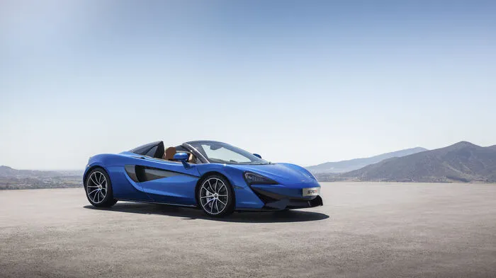 Wer gerne offen fährt, kann die Option des einfahrbaren Hardtops nur für den McLaren 650S und 675LT Spider bestellen – bis jetzt. Denn nun gibt es auch den beliebten 570S mit ohne Dach.