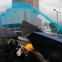 Erstmals setzte die Polizei blau gefärbtes Wasser ein. Damit sollte offenkundig die Identifizierung der von den Wasserwerfern getroffenen Demonstranten erleichtert werden