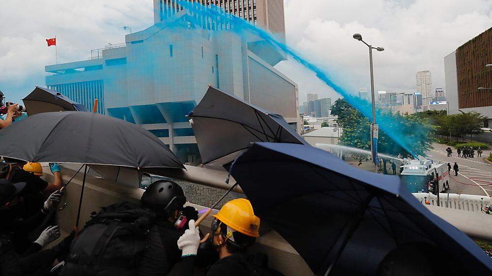 Erstmals setzte die Polizei blau gefärbtes Wasser ein. Damit sollte offenkundig die Identifizierung der von den Wasserwerfern getroffenen Demonstranten erleichtert werden