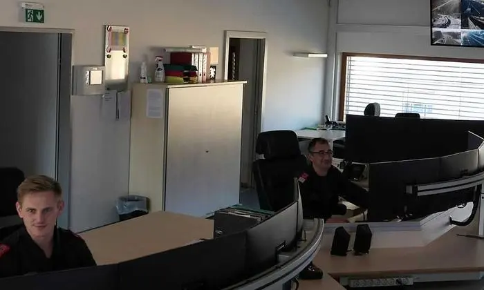 Die Leitstelle ist ein sensibler Bereich. Die Leitstellendisponenten Löschmeister SimonTatschl und Hauptbrandmeister Wolfgang Kronfuß arbeiten deshalb abgeschottet von der Außenwelt.  