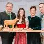 Hofheldin 2025: Die „Eisbäurin“ Andrea  Wiedner (2.v.l.) mit Landwirtschaftskammer-Präsident Andreas Steinegger (l.), Vizepräsidentin Maria Pein (2.v.r.) und Oliver Kröpfl, Vorstand der Steiermärkische
