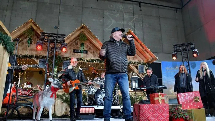 Viele Stars waren auf den Schloßberg gekommen, um für den guten Zweck aufzutreten und den Gästen besinnliche Weihnachtsstimmung zu überbringen. Darunter Opus ...