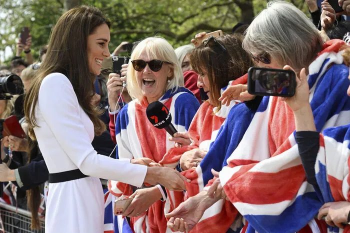 Viele hartgesottene Royal-Fans hatten sich schon Tage vor dem royalen Großereignis entlang der Prozessionsstrecke eingefunden, um einen Blick auf das Königspaar zu erhaschen.