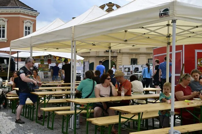 Die Öffnungszeiten sind Samstag von 11 bis 22 Uhr und Sonntag von 11 bis 18 Uhr, der Eintritt ist frei