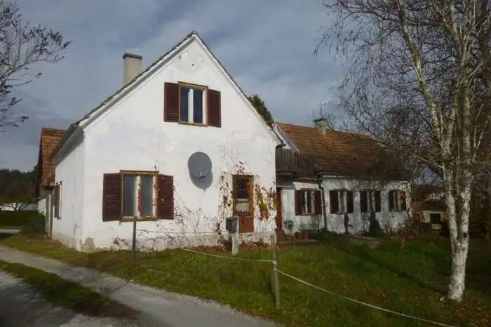 Das Haus besteht aus Vorraum, Abstellraum, 3 Zimmern, Küche, Bad, WC ...