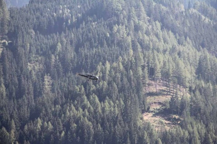 Im Einsatz waren Black Hawks, Alouettes und eine Agusta Bell, die vom Fliegerhorst Hinterstoisser zum "Unglücksort" ausrückten.