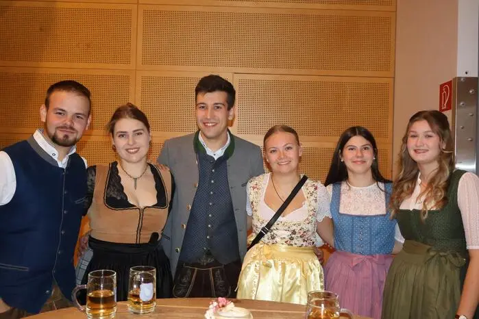 Ob tanzen, plaudern oder ausgelassen feiern, die Zeitumstellung kam den Partygästen zugute: In der „unsichtbaren Stunde“ gab es nämlich Preise für Schnäppchentiger