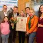 Helga Happ (Mitte) erhielt zum Jubiläum für ihr Unternehmen das Stadtwappen verliehen