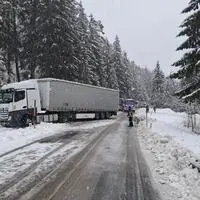 Am Lahnsattel blockierte ein Lkw nahezu die gesamte Fahrbahn
