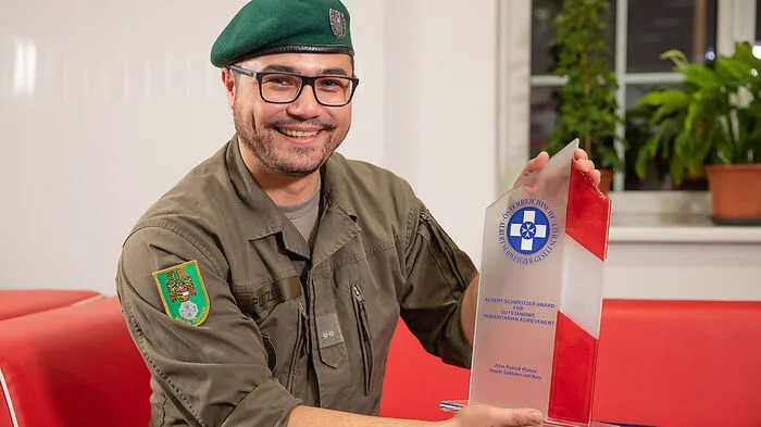 Der in Krumpendorf lebende John Patrick Platzer (32) hat den Verein „Soldaten mit Herz“ gegründet. Mehr als 200 Soldaten helfen seither Kindern und Jugendlichen. Bisher konnten Schlitten für das SOS Kinderdorf und Schlafsäcke für die Jugendnotschlafstelle gespendet werden. Platzer erhielt dafür den „Albert Schweitzer Lifetime Award“ für Humanität.