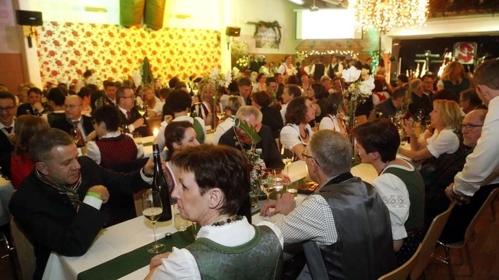 Die restlos ausverkaufte Ballnacht der „Fidelen Jungsteirer“ im Kräuterdorf...