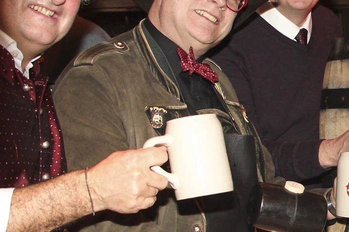 Bierpapst Conrad Seidl kam persönlich um sich ein Bild von der neu eröffneten Brauerei zu machen. Sein Kommentar zum Bier: "Einfach nur mmmhh!" Am Foto: Wolfgang Hinteregger, Conrad Seidl und Manfred Sampl