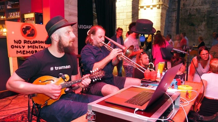 Seit zehn Jahren veranstalten die Lendhauer jedes Jahr im Frühling, Sommer und Herbst die Lendspiele zur Belebung des Klagenfurter Lendhafens. Freitagabend spielten Richie Klammer und PGDJ Manfredolone live beim ersten Hafenfest der Lendhauer.