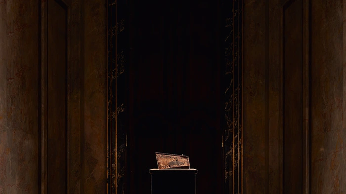 Schätze aller Art: Filmemacher Wes Anderson hat dazu einen ganz eigenen Zugang. Wer seine Filme wie etwa "Grand Budapest Hotel", "Darjeeling Limited" oder auch die "The Royal Tenenbaums" liebt, für den ist die Ausstellung "Spitzmaus Mummy in a Coffin and other Treasures" Pflicht.