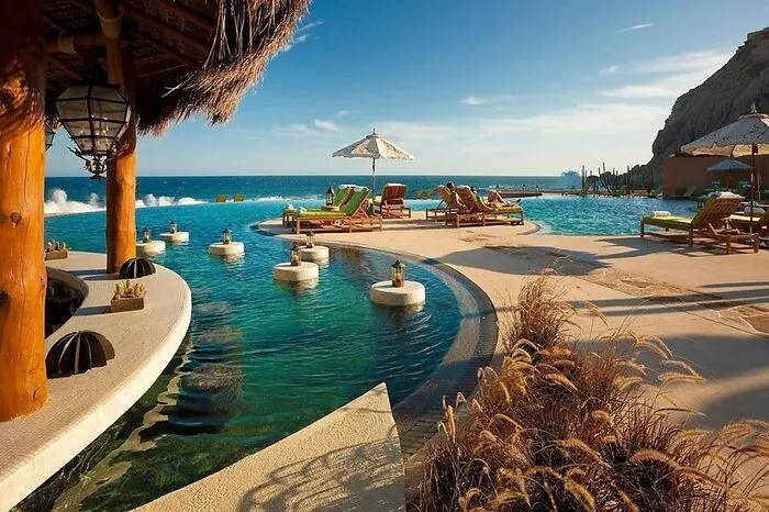 The Resort at Pedregal. Pools in den Zimmern, ein eigener Strand und ein Margarita zur Begrüßung. Durch einen Tunnel kommt das in das ruhig gelegene Resort in Cabo San Lucas, dem Ferienort an der Südspitze der mexikanischen Halbinsel Baja California.