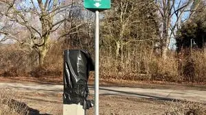 Der zerstörte Parkautomat in Klagenfurt ist zurzeit verhüllt