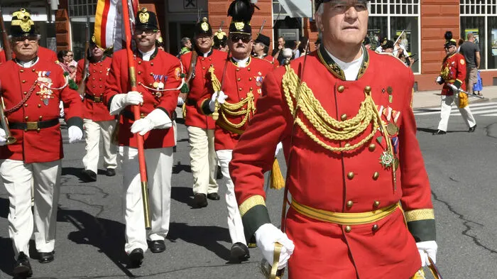 Eine Kirchtagseröffnung, wie es sich gehört: Bunte Traditionsverbände, fesche Trachten, die Kirchtagslader, Blasmusik, die Gemeindepolitiker und ein gemeinsamer Festmarsch zum Bieranstich am Kirchplatz. Der Festmarsch durch die Innenstadt wurde von der Bürgergarde mit Hauptmann Sepp Markowitz angeführt.
