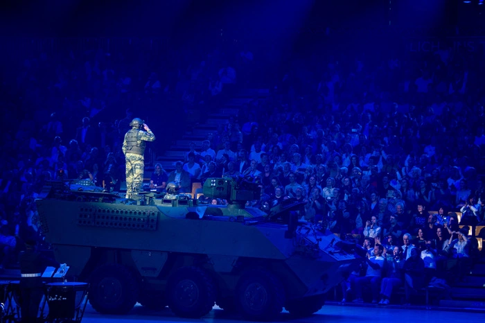 Zur Eröffnung rollten mehrere Militärfahrzeuge in die Halle, auch ein Pandur mit Heeresmusikchef Bernhard Heher