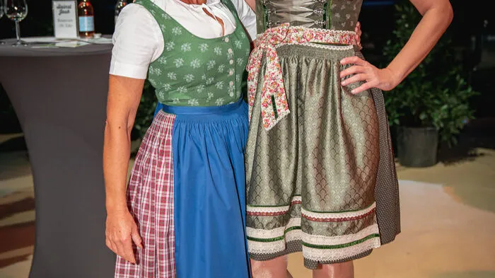 Ein traditionelles Dirndl vom Heimatwerk trägt Sabine Haider (links), Sabine Eder konnte endlich ihr selbstgemachtes Dirndl ausführen. "Das habe ich in Coronazeiten geschneidert und mich ein wenig vom Bänderrock von Lena Hoschek inspirieren lassen."