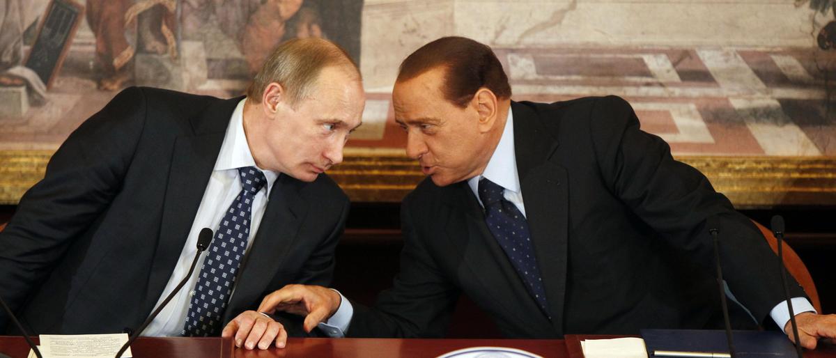 Ein etwas anderes Geschenk seines Freundes Wladimir Putin stieß dem mittlerweile verstorbenen Silvio Berlusconi sauer auf