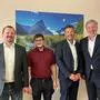 Von rechts: Hirsch Servo-Vorstand Harald Kogler, BC Regionalwärme-Geschäftsführer Johann Hafner mit Julian Böltz und Gerhard Kraxner