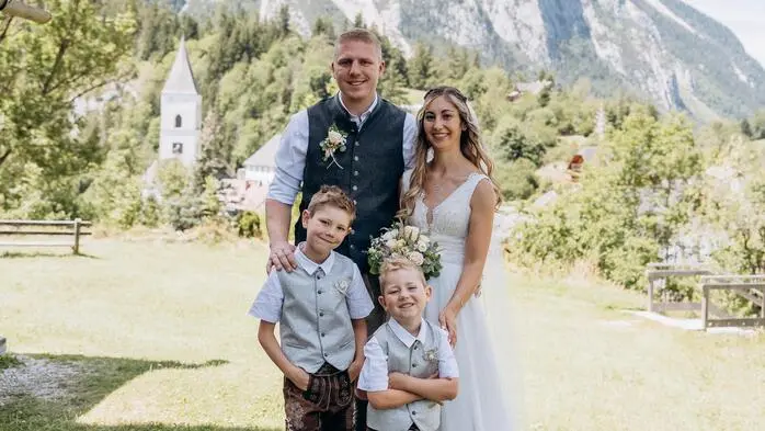 Jennifer und Lukas Stock mit ihren Söhnen Raphael und Marlon