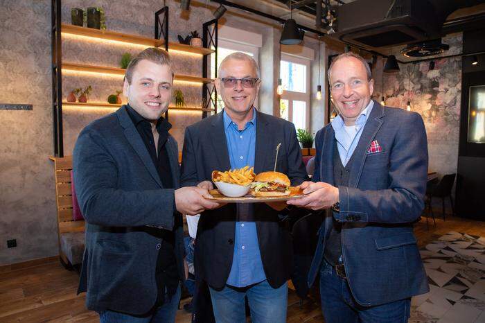Die "Le Burger"-Chefs Lukas und Thomas Tauber sowie Bernhard Kloucek, Experte für Franchise und Expansion beim Wiener Familienunternehmen