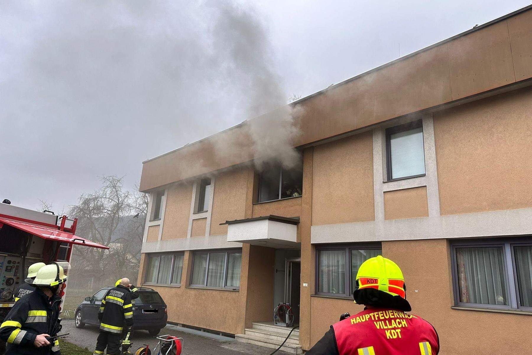 Brand in Kärnten : Feuer im Kinderzimmer: Mutter rettet Kind aus Wohnung 
