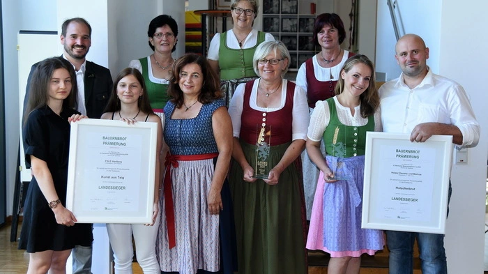 Landessieger wurden das Holzofenbrot von Daniela und Maria Holzer aus Riegersbach sowie der "Coronabaum aus Teig" von der Fachschule Hartberg-St. Martin.