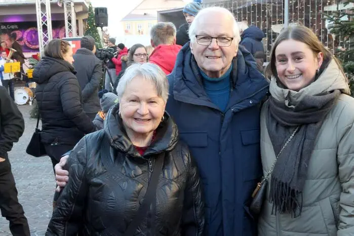 Das Glas erhoben neben zahlreichen Stadtpolitikern unter anderem Landeshauptmann Peter Kaiser, Techniker Walter Bader, Faschingsstar „Kleschmente“ Hannes Pugganig, der ehemalige ÖSV-Vizepräsident Toni Leikam (Foto), Polizeichef Günther Ratschnig sowie der ehemalige Flex Althofen-Chef Erich Dörflinger. Ein Video vom Umtrunk gibt es auf Facebook Kleine Zeitung St. Veit/Feldkirchen zu sehen! Klicken Sie sich durch die Fotogalerie!