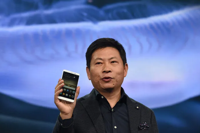 Richard Yu, CEO der Huawei Consumer Business Group, zeigte das Smartphone, das gemeinsam mit Porsche umgesetzt wurde. Der Autokonzern sorgte für das Design.