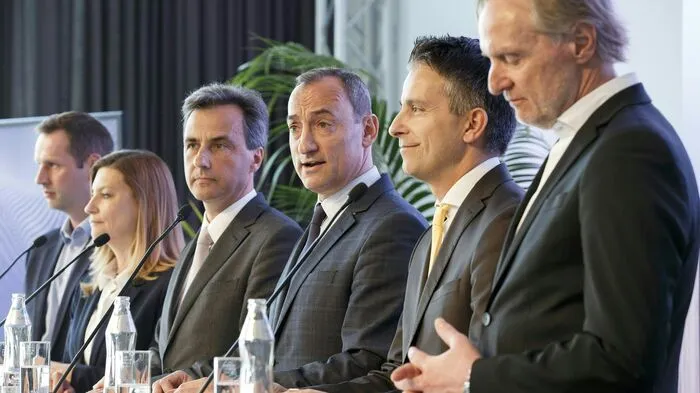 Der Grazer Bürgermeister Siegfried Nagl (ÖVP) hat am Mittwoch gemeinsam mit seinem neuen Regierungspartner, der FPÖ, die "Agenda Graz 22 " und damit das schwarz-blaue Regierungsübereinkommen präsentiert.