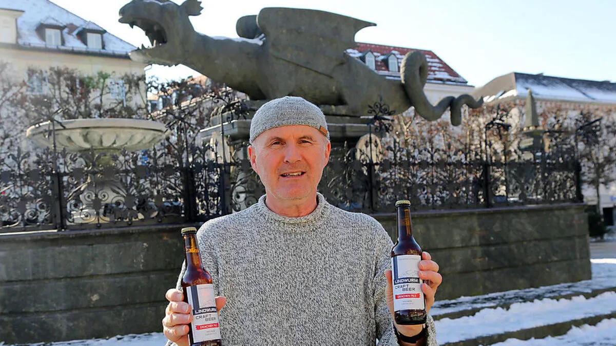 Christian Waltl mit dem Lindwurm-Craftbier.