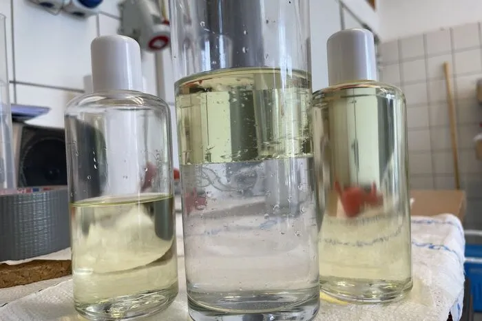 Öl hat eine geringere Dichte als Wasser und schwimmt oben auf.