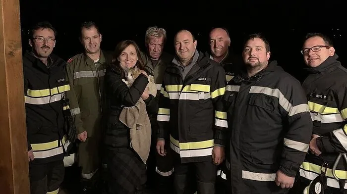 Katze Paula mit ihren Rettern und ihrer Besitzerin