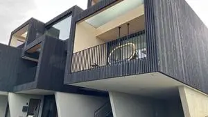 Der Architekt entschied sich bei der Umsetzung des Projekts für "etwas Kleinteiliges". Die einzelnen Kuben sollen Individualisierung repräsentieren und einen hohen Erholungsfaktor garantieren